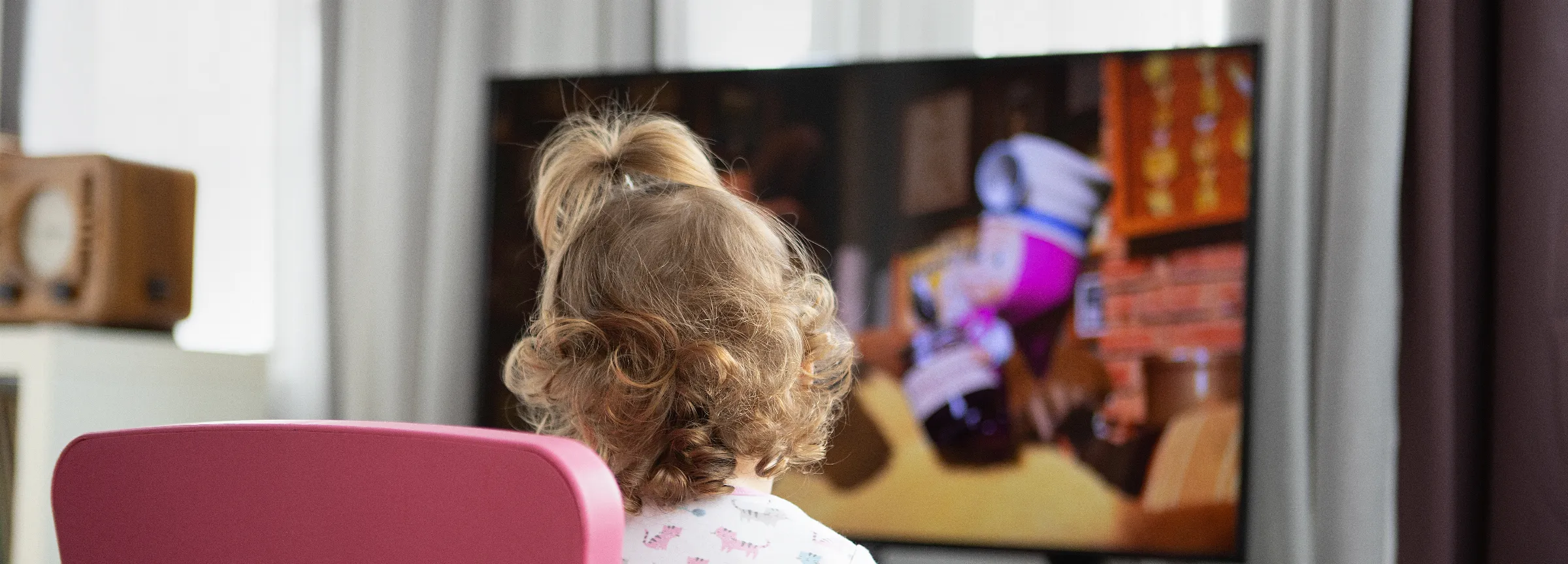 child watching tv