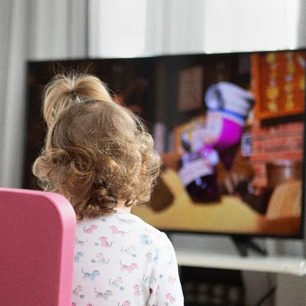 child watching tv